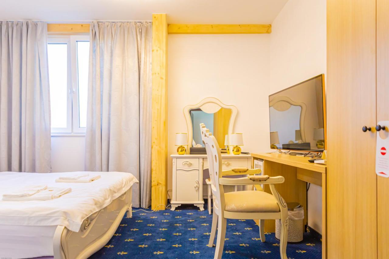 Magnolia Hotel Kutno Bagian luar foto