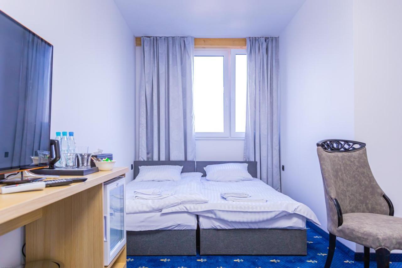 Magnolia Hotel Kutno Bagian luar foto