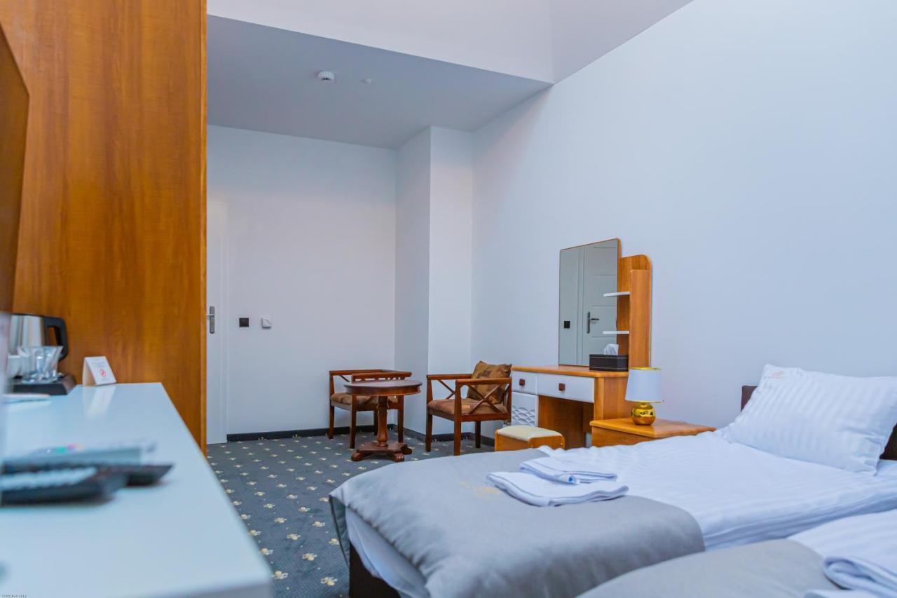 Magnolia Hotel Kutno Bagian luar foto