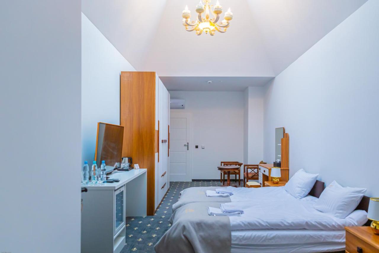 Magnolia Hotel Kutno Bagian luar foto